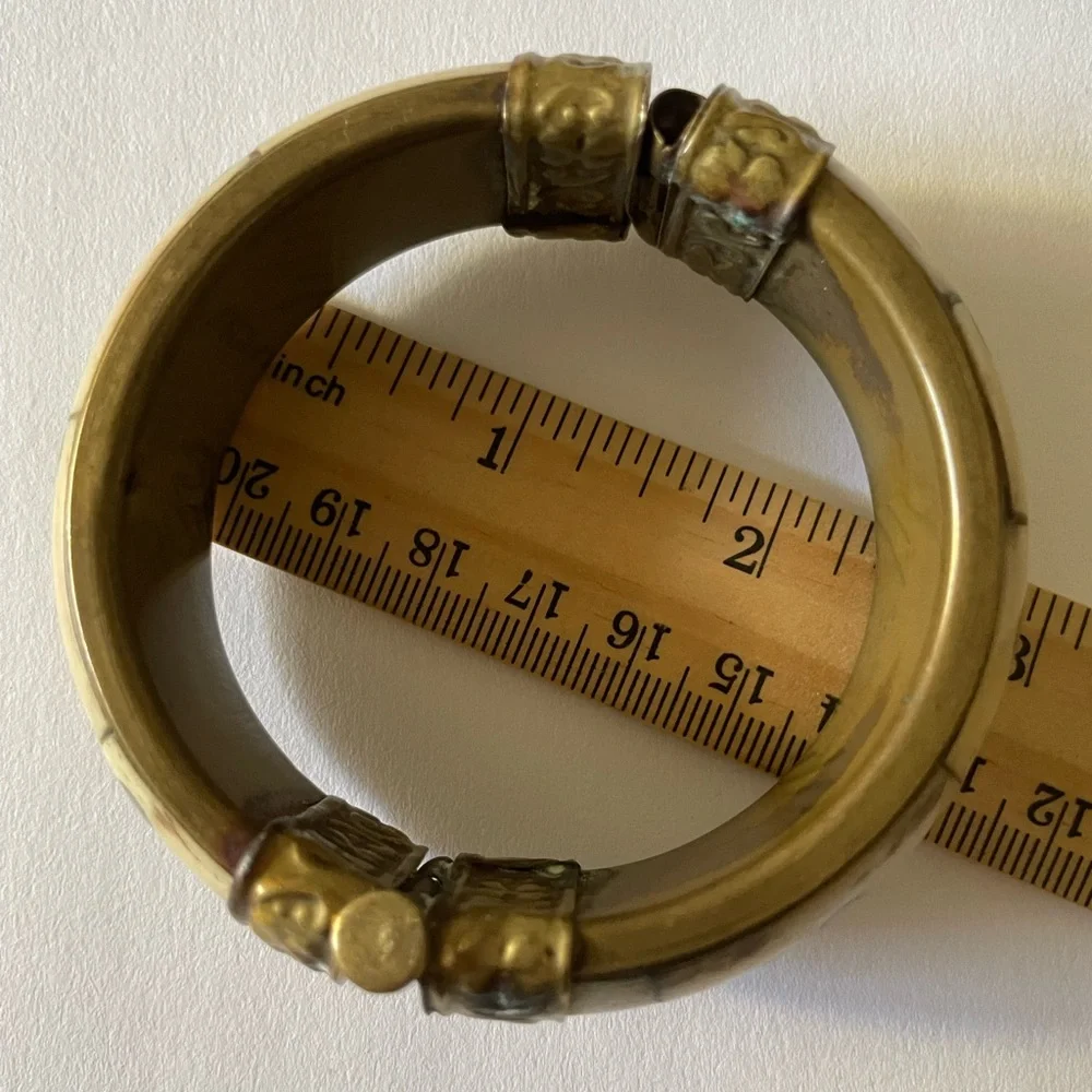 Vintage Ivory-Tone Inlay brass Bangle Bracelet w latch